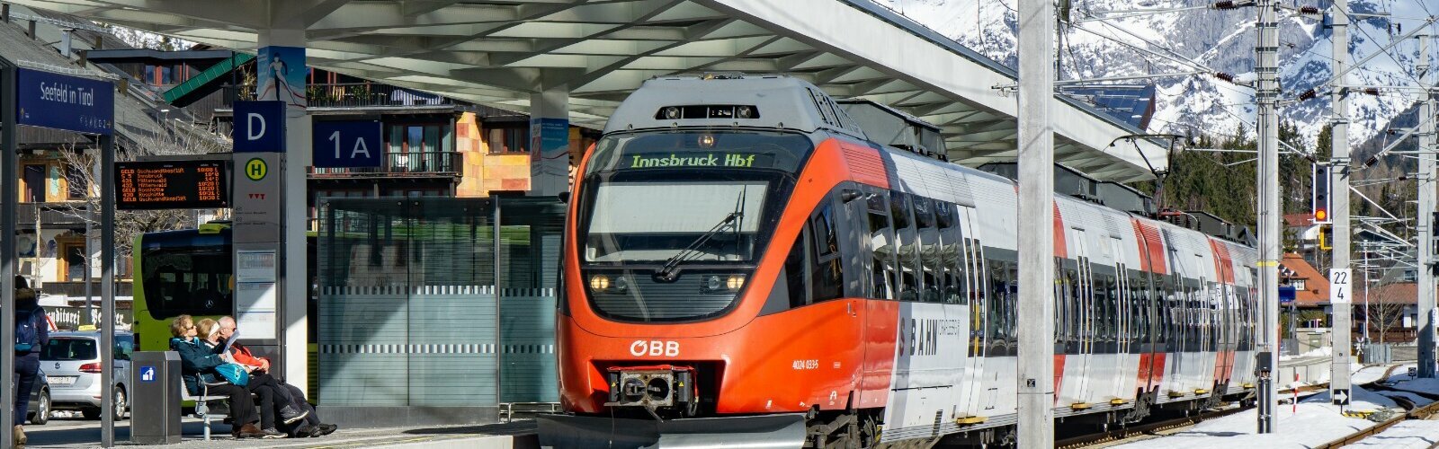 [Translate to EN:] Zug am Bahnhof